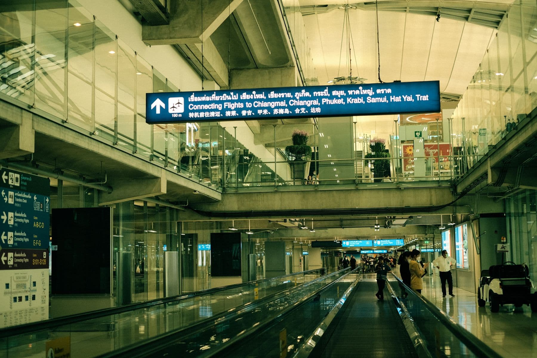 Connecting-flights concourse and moving walkway at Bangkok airport